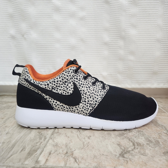 Nike Roshe One Safari, Black/Clay Orange/Summit White, Size: 7Y, 8.5 Women's - Picture 3 of 12